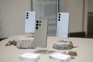 Samsung Galaxy S24 و S24+ در رنگ خاکستری مرمری و S24 Ultra در رنگ خاکستری تیتانیوم