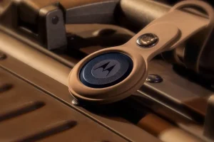 Moto Tag به چمدان بسته شده است.