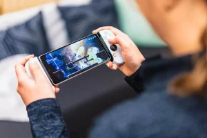 گوشی اندروید با کنترلر بازی.