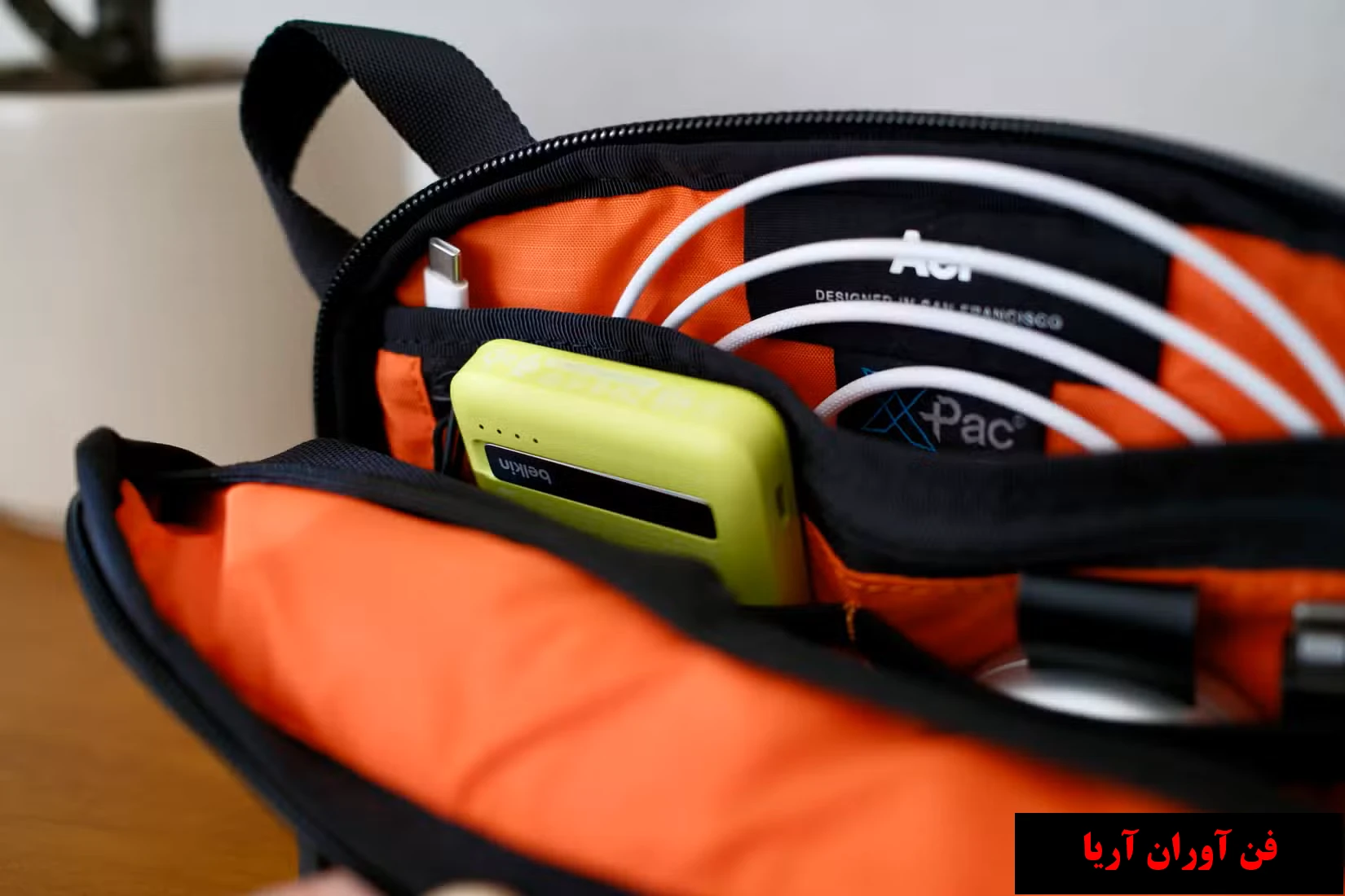 پاور بانک Belkin BoostCharge Pro 5K در جیب کیف قرار گرفته است