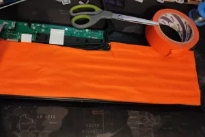 نوار نقاش نارنجی به پشت PCB صفحه کلید اضافه شده است.