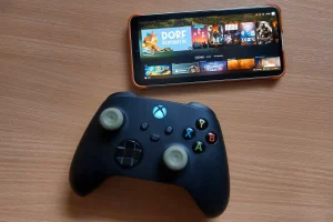 Galaxy S21FE Running Steam Link با کنترلر Xbox در زیر آن.