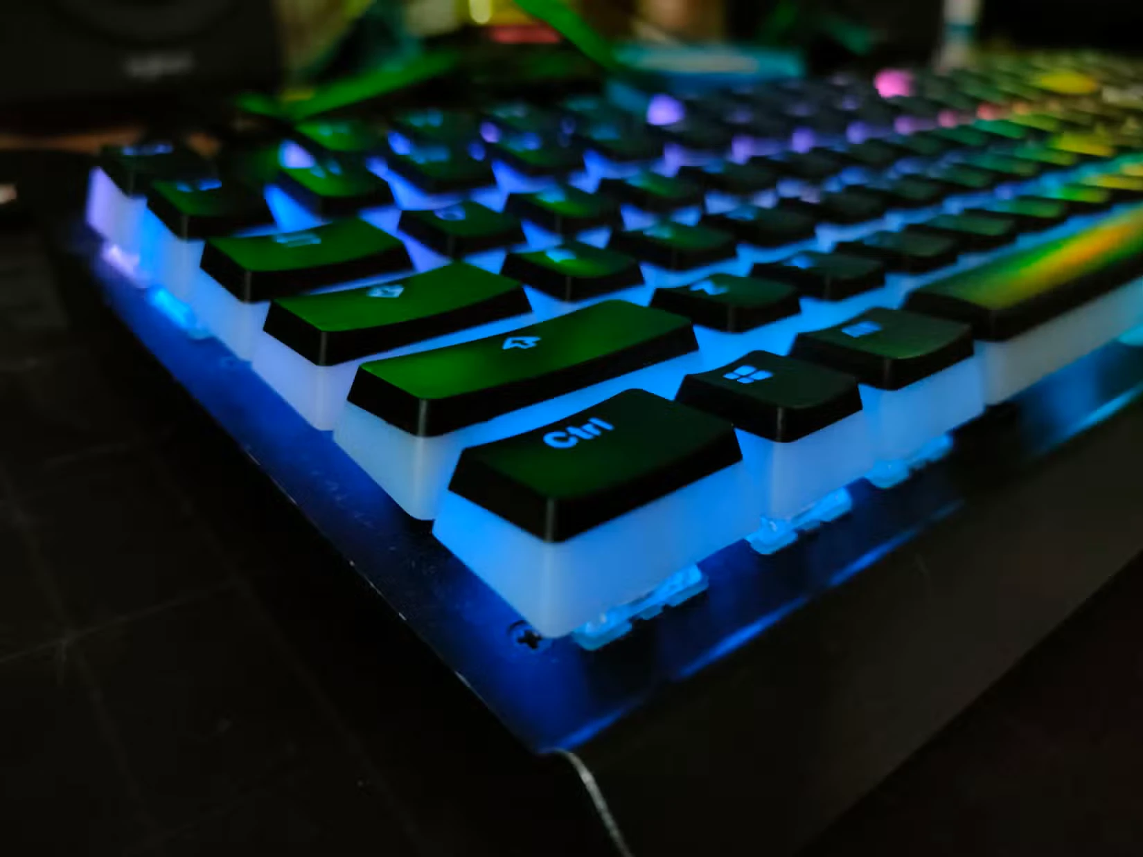 صفحه‌کلید Corsair K70 در تاریکی با کلیدهای پودینگ و چراغ‌های RGB.