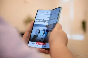 
شخصی که Samsung Galaxy Z Fold 6 را کمی باز نگه داشته است