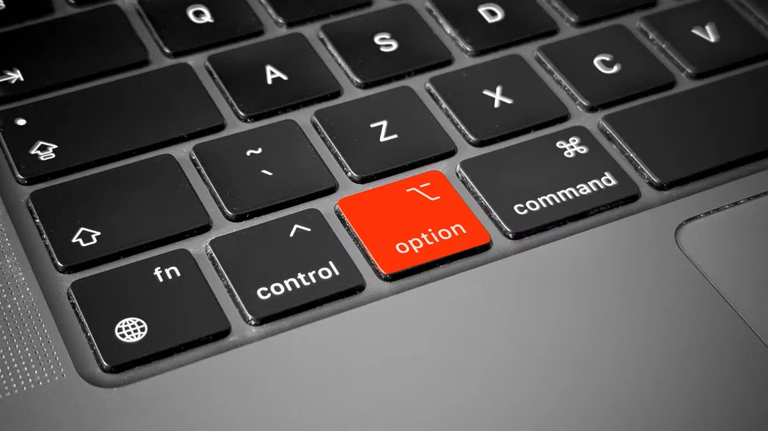 صفحه کلید با کلید options قرمز رنگ