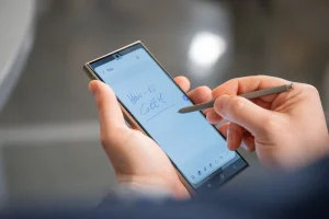 شخصی که از قلم S برای نوشتن روی Samsung Galaxy S24 Ultra استفاده می کند.