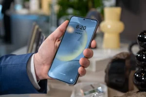 شخصی که Samsung Galaxy S24+ را در دست دارد و صفحه قفل را نشان می دهد.