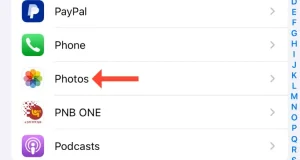 اسکرین شات از بخش Apps در منوی تنظیمات آیفون، با فلش در کنار برنامه Photos.