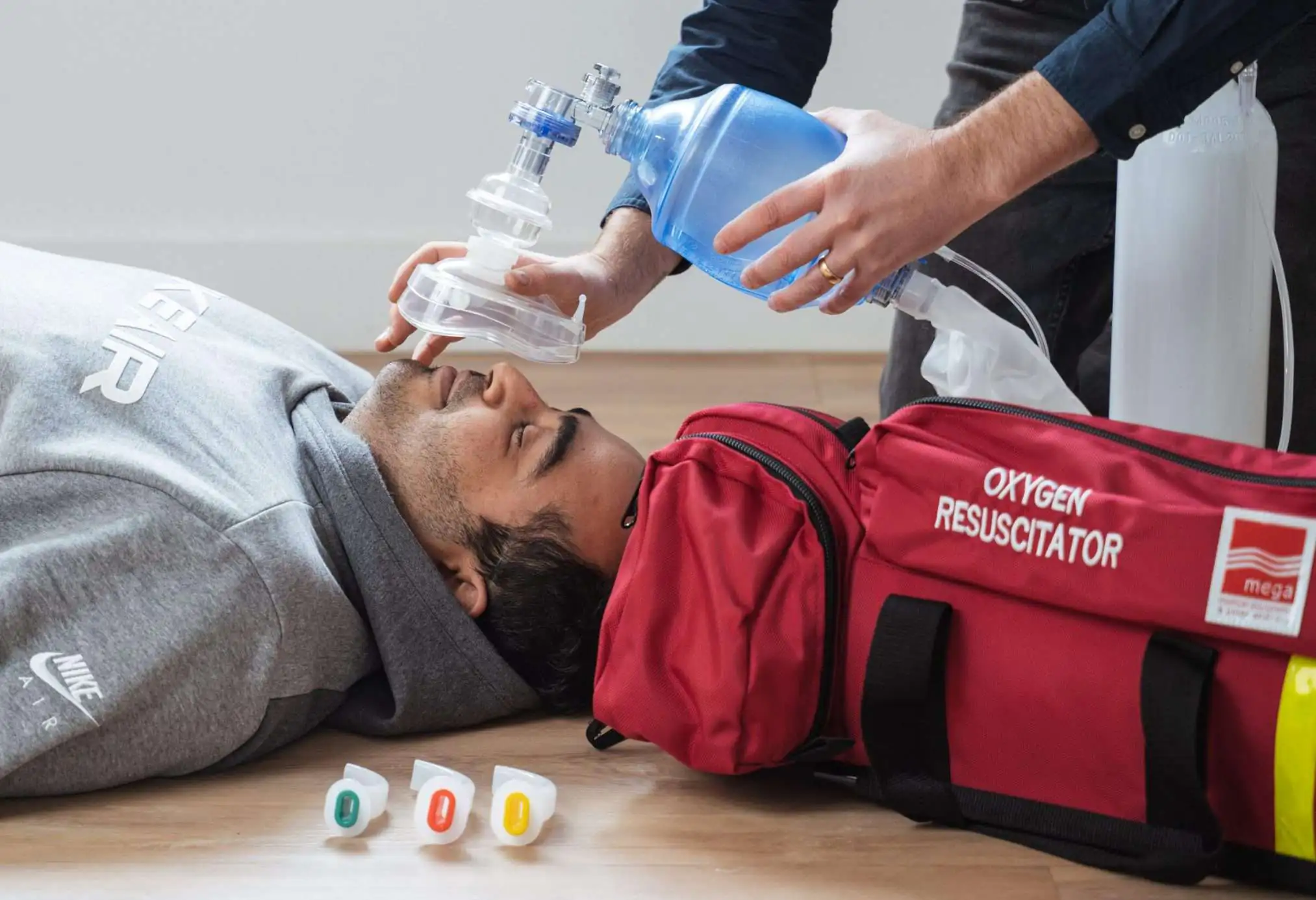 یک نفر در حال احیا با استفاده از احیاگر اکسیژن