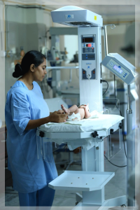 یک پرستار در حال بررسی وضعیت نوزاد داخل گرمکن
