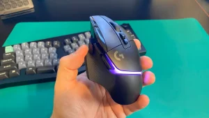 موس لاجیتک G502 X Plus با نور بنفش.