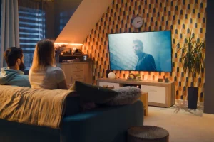 زن و شوهری در حال تماشای فیلم در یک سینمای خانگی.