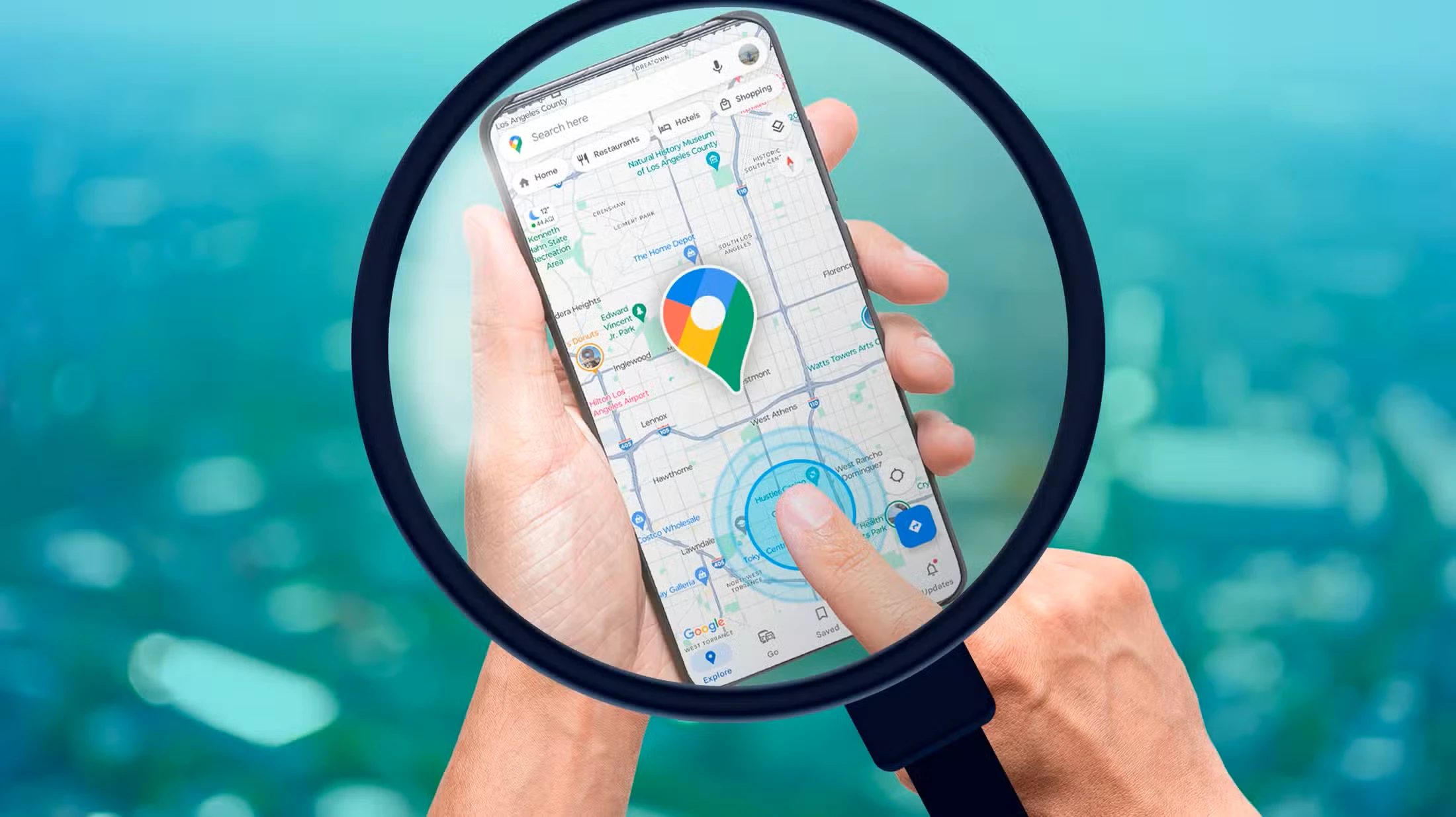 شخصی در حال استفاده از گوگل مپ