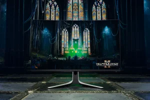 Alienware AW3225QF روی یک طبقه نشسته است.