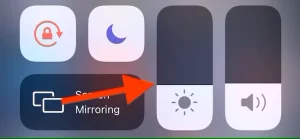 روشنایی آیفون را از مرکز کنترل تنظیم کنید.