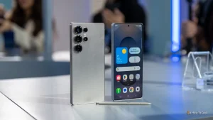 جلو و پشت Samsung Galaxy S25 Ultra روی میزی در کنار قلم S ایستاده است.