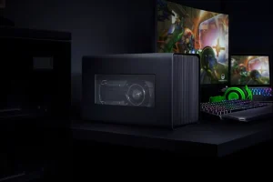 یک محفظه Razer eGPU روی میز.