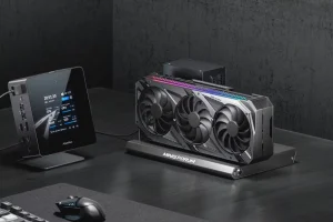 
Minisforum DEG1 با GPU و PSU نصب شده، متصل به یک کامپیوتر کوچک.