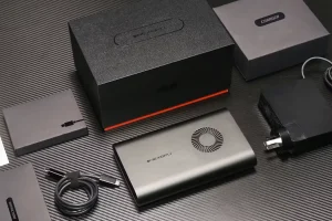 
OneXGPU با Radeon RX 7600M XT eGPU روی میز.