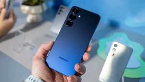 سامسونگ گلکسی اس 25 به رنگ آبی دریایی.