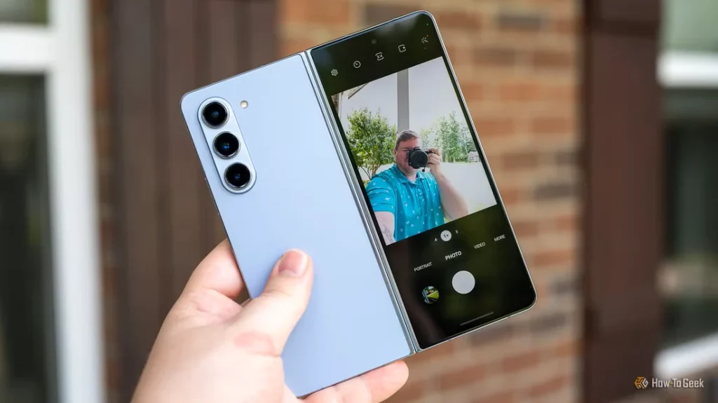 شخصی در حال سلفی گرفتن با گوشی سامسونگ