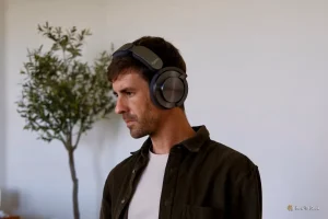 شخصی که Dyson OnTrac پوشیده و در حال گوش دادن به موسیقی است