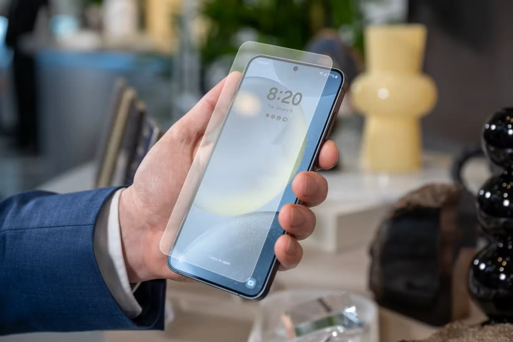 گوشی با محافظ صفحه