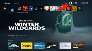 یک فلش قرمز که به نماد تنظیمات در صفحه اصلی PS5 اشاره می کند.