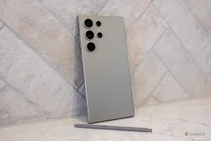 Samsung Galaxy S24 Ultra با قلم S خود که روی دیوار قرار گرفته است