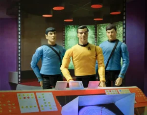 بازآفرینی صحنهای از نمایش علمی تخیلی تلویزیونی دهه 1960 پیشتازان فضا، جایی که کاپیتان کرک دکتر مک کوی و آقای اسپاک به سطح سیاره میتابیدند.