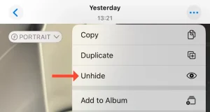 اسکرین شات از دکمه Unhide که در نگه داشتن یک مورد در آلبوم Hidden ظاهر می شود.