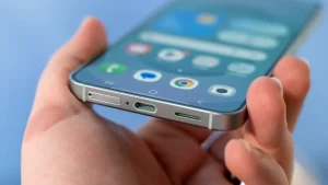 اسلات USB-C و سیم کارت در پایین گلکسی S25.