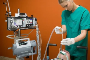 خانم دکتری در حال استفاده از ساکشن