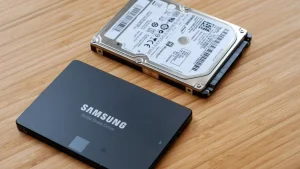 
یک SSD در کنار یک هارد مکانیکی کوچک.