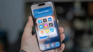 پوشه رسانه های اجتماعی در Apple iPhone 14 Pro با برنامه های فیس بوک، Threads، LinkedIn، Twitter، Instagram، TikTok، Reddit، Snapchat و Bluesky.
