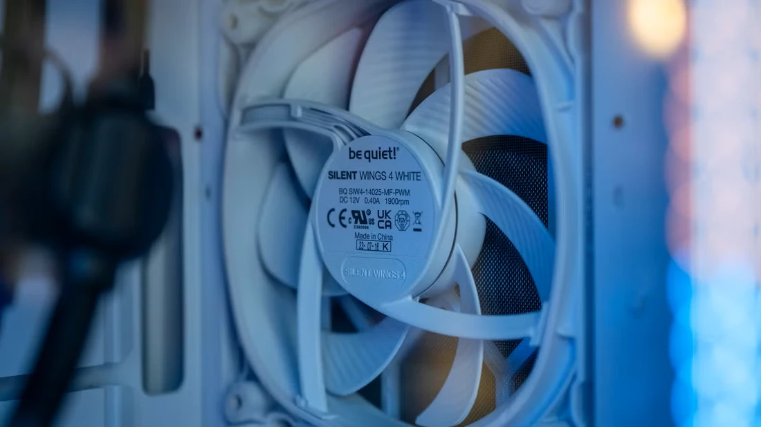 یک فن سفید کامپیوتر