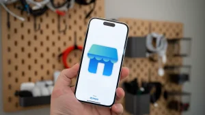 لوگوی Facebook Marketplace روی گوشی.