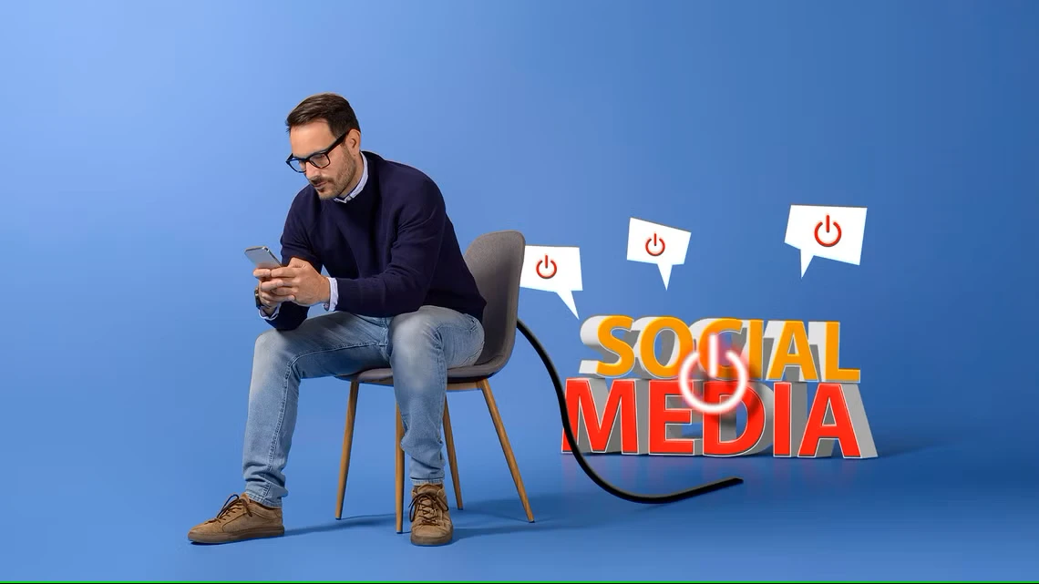شخصی درحال ترک شبکه های اجتماعی
