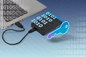 درایو خارجی متصل به لپ تاپ با یک کلید و کد باینری در کنار آن.