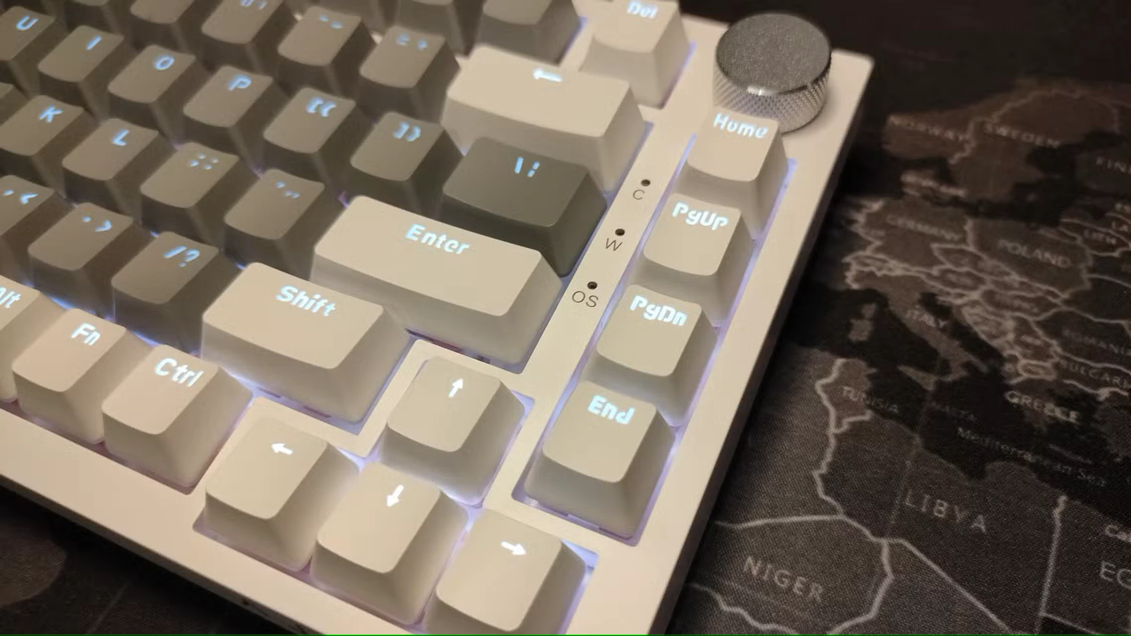 دکمه‌های ماکرو روی صفحه‌کلید Keychron K15 Max را نزدیک کنید