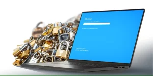 یک صفحه لپ‌تاپ با یک فیلد وارد کردن رمز عبور، انبوهی از قفل‌های فلزی را پوشانده است که نماد امنیت دیجیتال است.