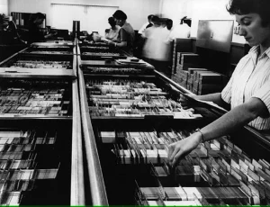 کارگران کارت های پانچ شده را از فایل وان بیرون می آورند.