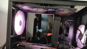 یک خنک کننده CPU هوا با یک صفحه نمایش دیجیتال که توسط فن های اگزوز بالا و عقب احاطه شده است.