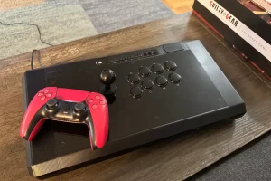 یک کنترلر PS5 DualSense روی چوب مبارزه.