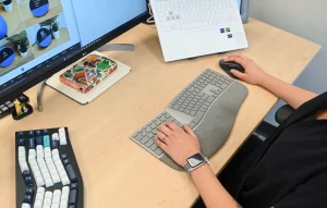 شخصی که صفحه کلید ارگونومیک مایکروسافت سرفیس را با کیکرون Q14 MAX مقایسه می کند