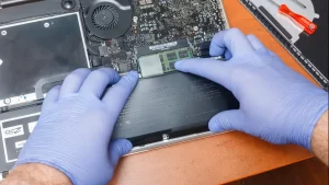 
شخصی که باتری لپ‌تاپ را چک کرده و از آن خارج می‌کند.