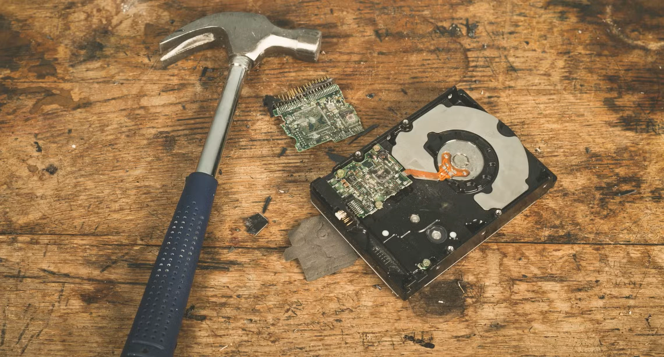 یک هارد لپ تاپ و یک چکش