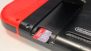 قرار دادن کارت microSD در کنسول نینتندو سوییچ.
