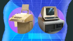 یک پایانه تله تایپ در کنار پایانه تلویزیونی در یک محیط قدیمی.