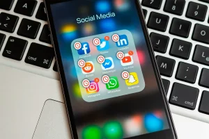 تلفنی با چند برنامه رسانه اجتماعی با نماد ساعت.